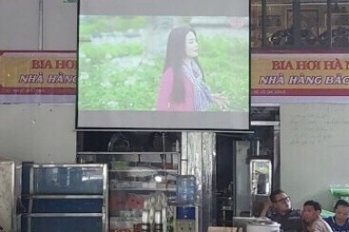 Lắp máy chiếu xem bóng đá giá rẻ tại Hà Nội